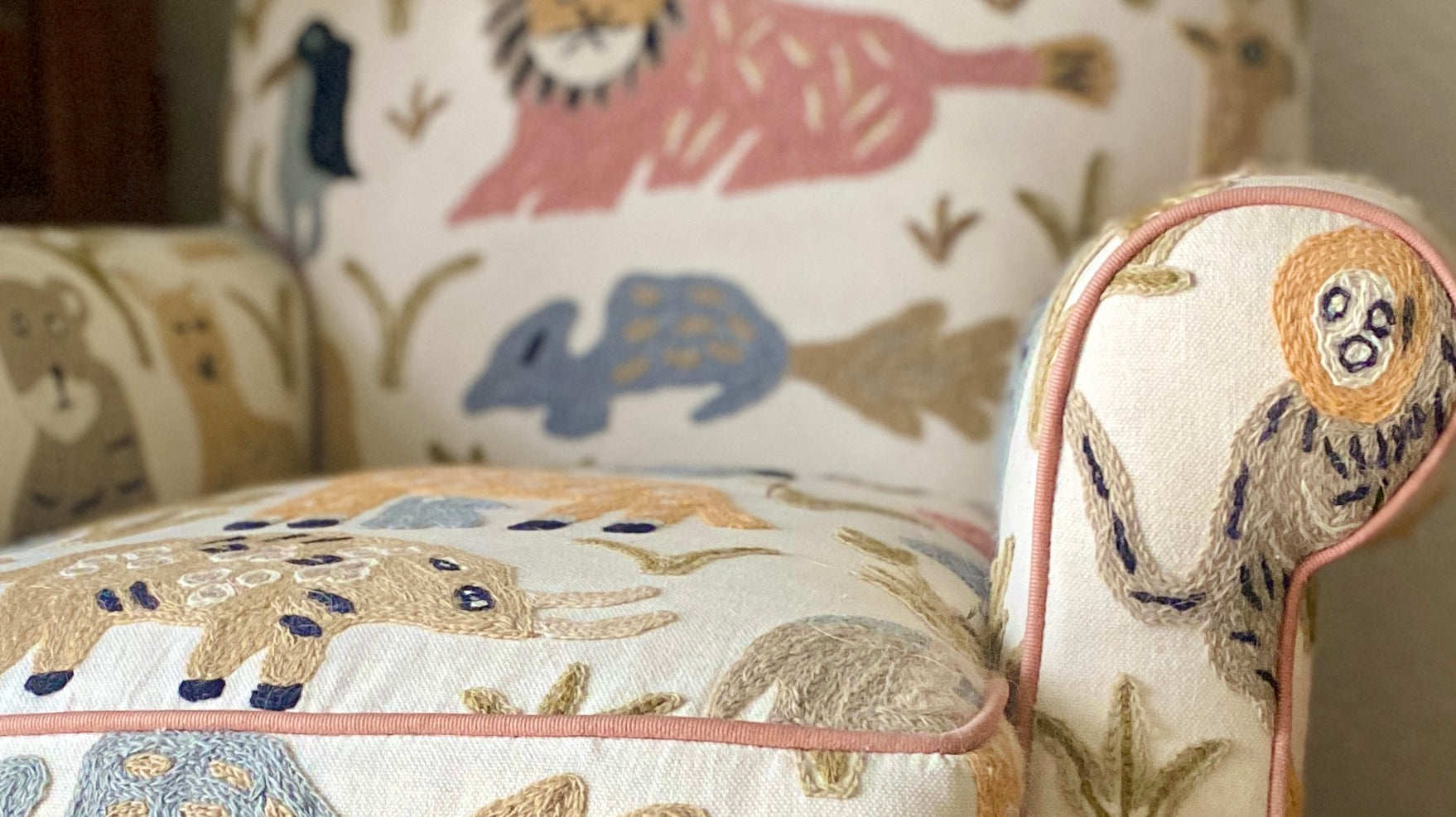 Blog about Crewel fabrics and techniques