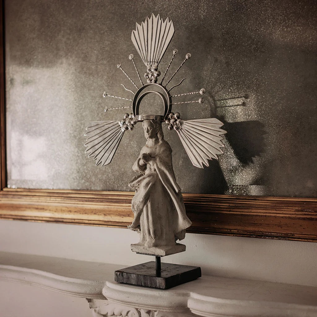 Decorative statue with a mirror in the background