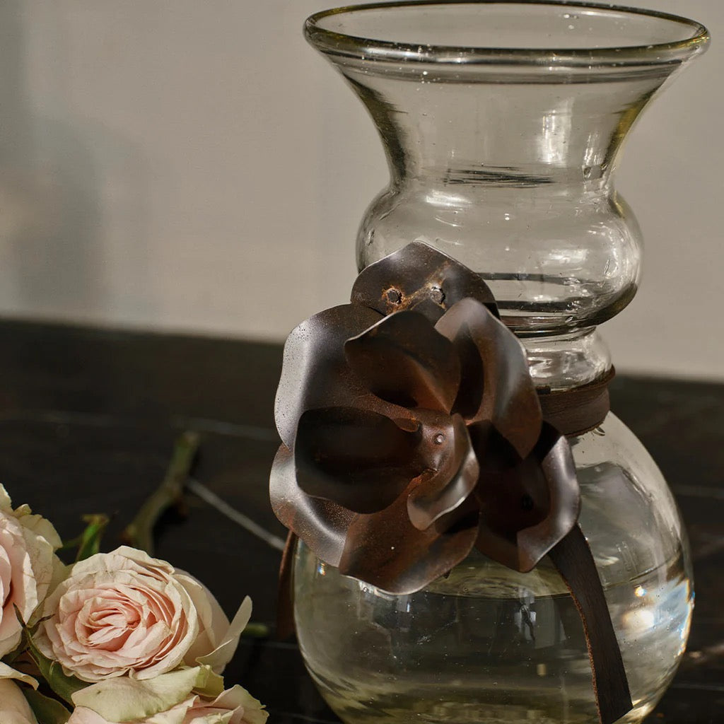 Coqueta Florero Vase by Jan Barboglio